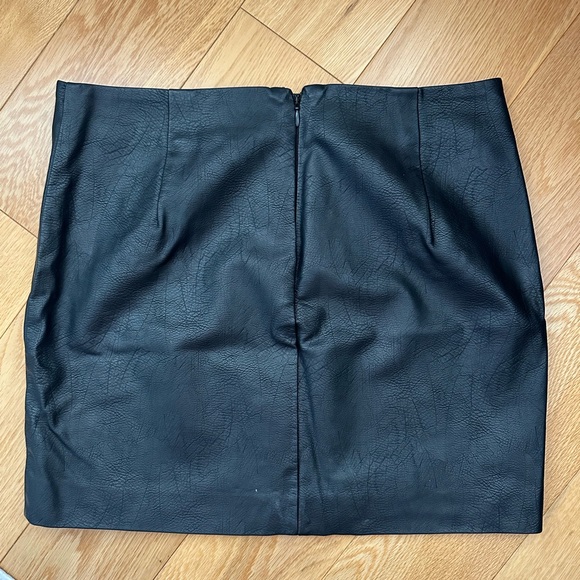 Guess floral leather skirt - never worn - Picture 3 of 4
